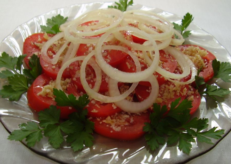 salat-z-pomidoriv-z-gorihami