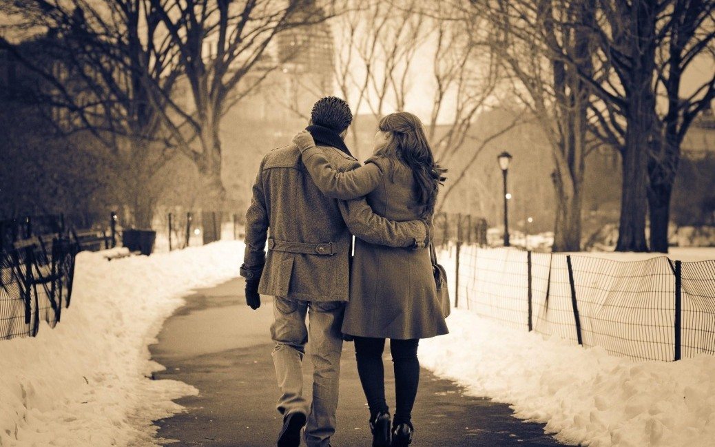 couple_walking_park_winter_snow_city_wonderful