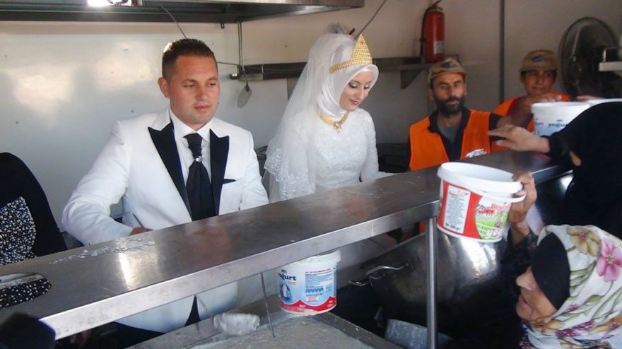 bride-groom-feed-refugees-wedding-1