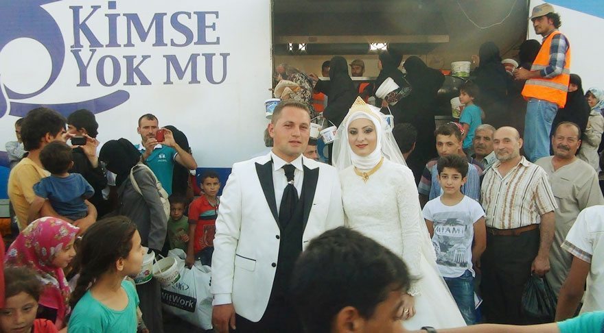 bride-groom-feed-refugees-wedding-4