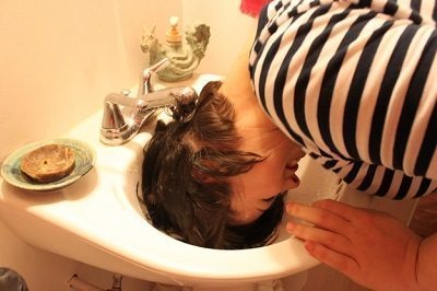 мытье головы в раковине