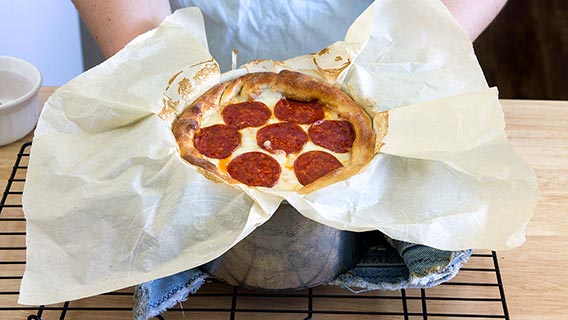 готовая пицца в форме для выпекания
