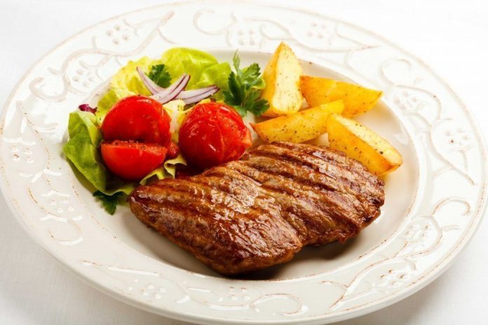 Liellopu gaļas salāti ar dārzeņiem. 