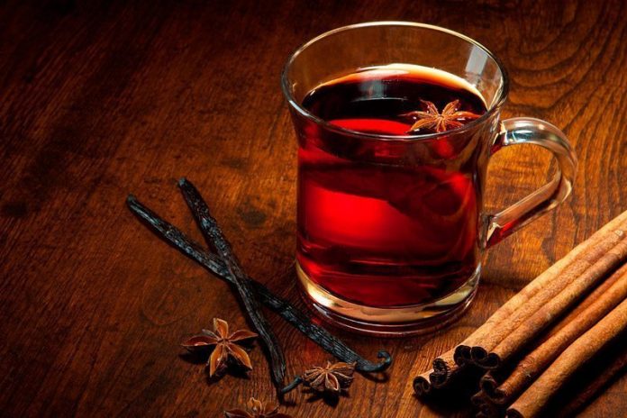 6 īpaši sildošu dzērienu receptes Ziemassvētkiem mežā 