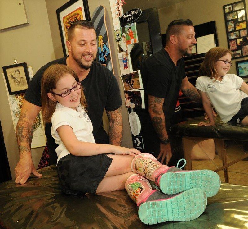Mīļi: Tetovējumu meistars piepildīja slimas meitenītes sapni 1