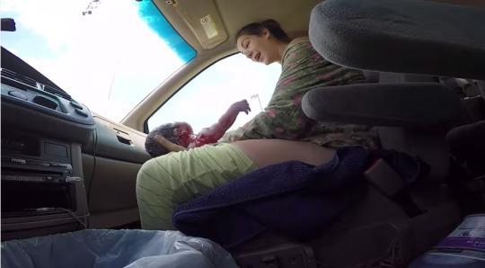 Vīrs sastrēguma laikā nofilmē sievas dzemdības mašīnā (VIDEO) 