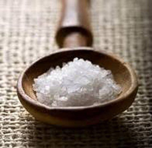 Kā izmantot sāli sviedru traipu likvidēšanā 