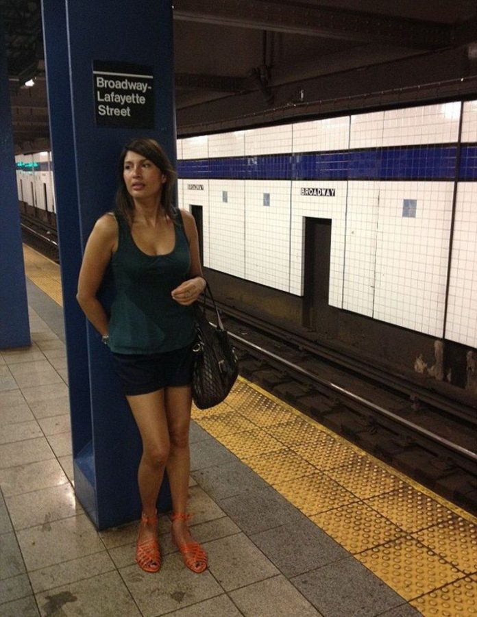 Viņai jau ir 52 gadi, bet visi viņu uzskata par dēla meiteni 1