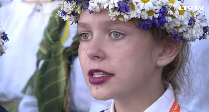 Kas ir šī meitene, kas mūs aizkustināja ar savām asarām dziesmu svētku laikā? 
