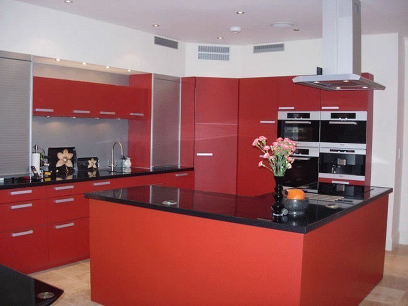 Sarkana krāsa virtuvē - pikants interjera risinājums 1