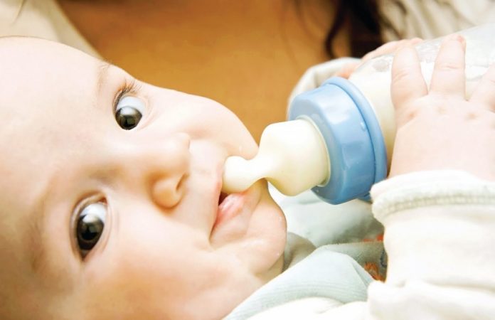 Kādas ir priekšrocības barošanai ar mākslīgo piena aizvietotāju