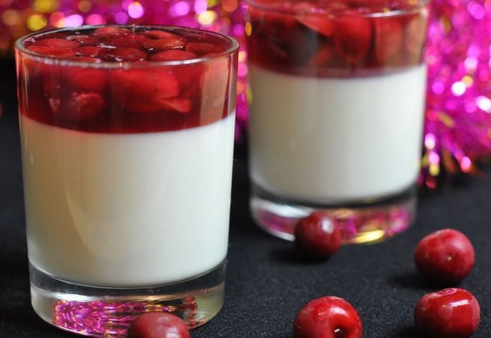 Diētiskais kefīra želejas desrets ar ķiršu sīrupu 