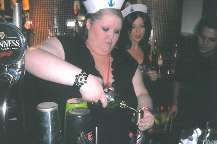 Viņa notievēja par 146 kg uzreiz pēc tam, kad zem viņas svara sadalījās vanna 1