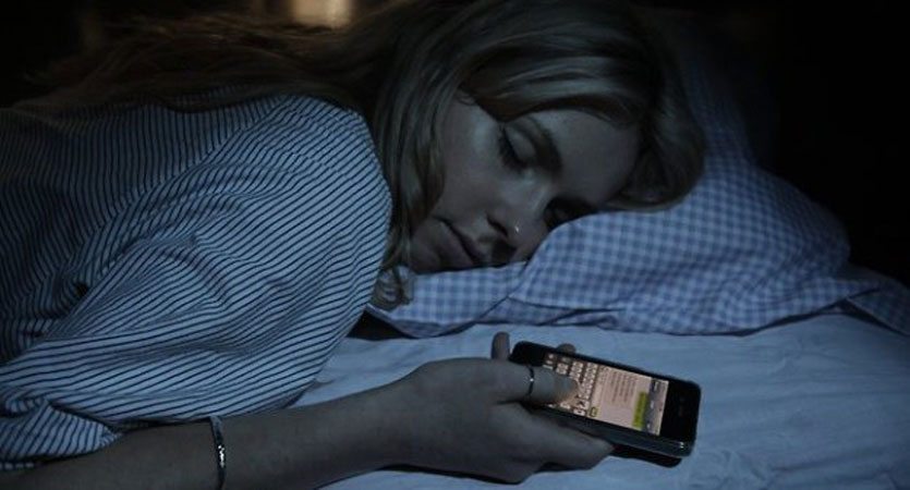 Lūk, kas notiek ar tavām smadzenēm, kad tu pirms miega lieto mobilo telefonu. Esmu šokā! 