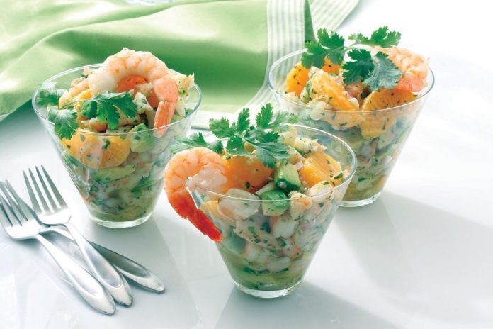 Diētiskie avokado salāti ar garnelēm, tikai 125 kilokalorijas uz 100 g 