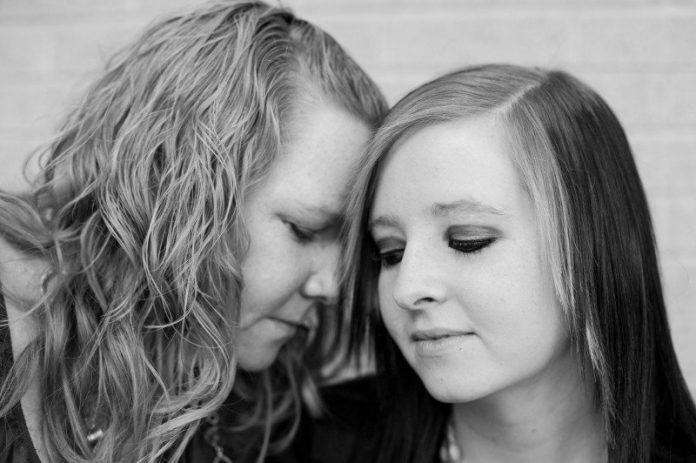 SIRDI PLOSOŠS STĀSTS PAR MEITENI, KURA IZVĒLĒJĀS MIRT, LAI KĀDS DZĪVOTU! 1