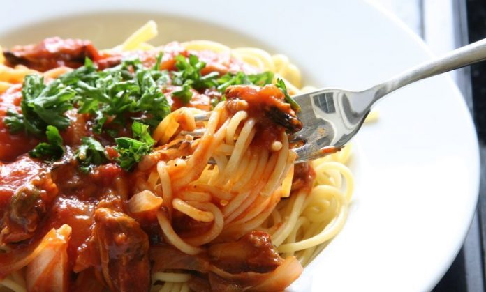 Makaroni ar vistu siera mērcē 