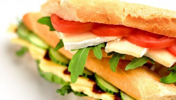 Šveices brokastu sendvičs ar bumbieri un šķiņķi