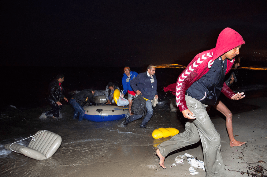 ŠOKĒJOŠI. Rīgas līča piekrastē ierodas laiva ar bēgļiem. VIDEO 