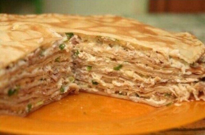 Lieliska sāļā pankūku torte ar tomātiem 