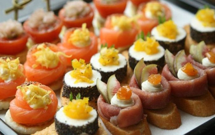 9 kanapē maizīšu receptes - idejas Zviedru galdam 