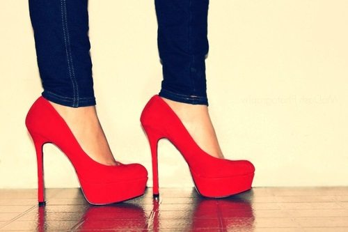 Ieklausies padomos, kas labāk piestāvēs tavā sarkanajām kurpēm! 