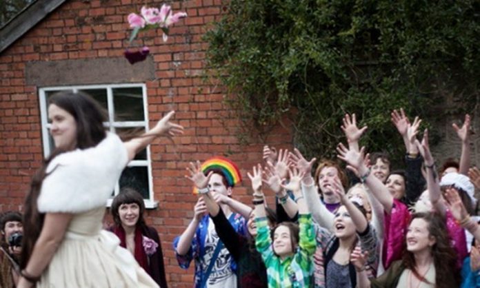 Šoks! Sievietei apnīk būt vienai – viņa apprec pati sevi! 