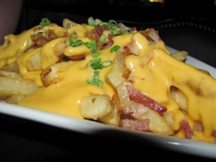 Cepti kartupeļi lieliskā siera mērcē 