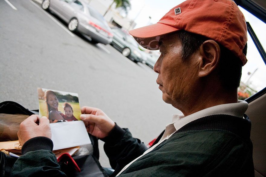 Pēc 10 gadu ilgas bezpajumtnieku fotogrāfēšanas,meitene viņu vidū atrada savu tēvu 1