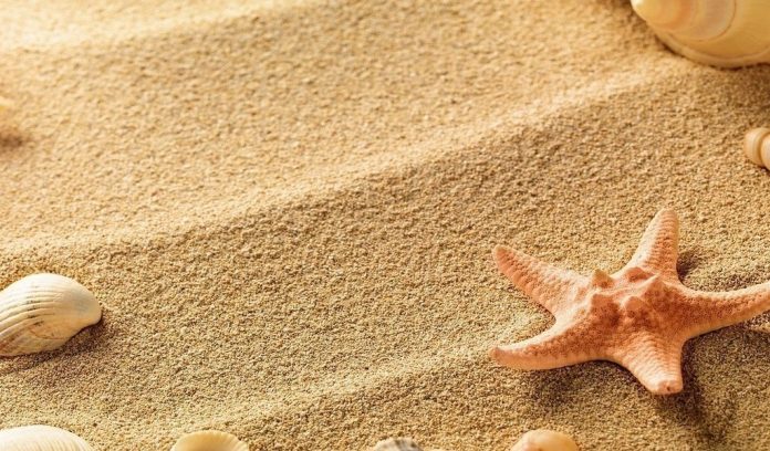 Šoks! 92 gadus veca sieviete katru dienu ēda pa 1 kg smilšu! 