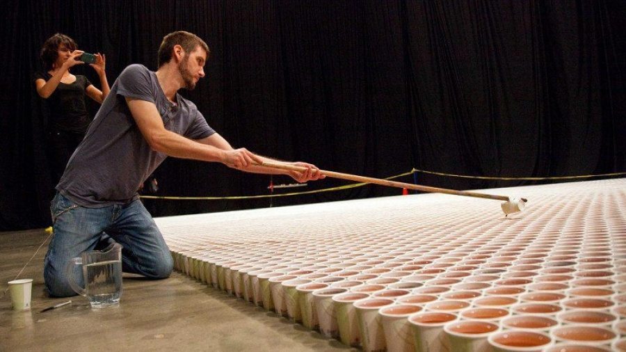 Mākslinieks ir izveidojis instalāciju no 66000 glāzēm lietus ūdens (+video) 4