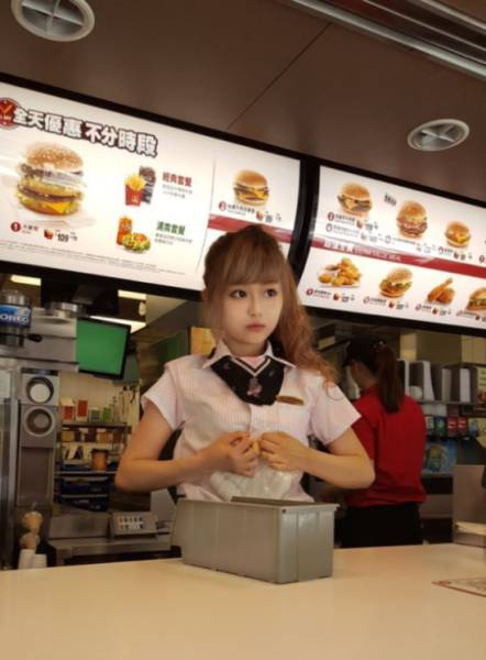 Šī meitene ir iespējams pati skaistākā McDonalds darbiniece 1