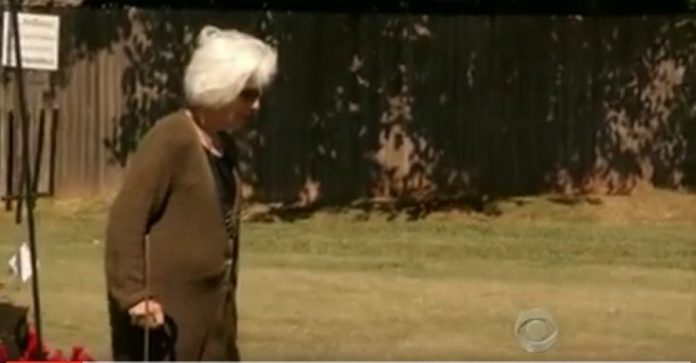 Šī padzīvojusī sieviete devās pie sava vīra kapa... Bet notika neticamais! 1