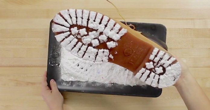 Lai radītu brīnumu saviem bērniem, viņš iemērca savu zābaku visparastākajā sodā 1