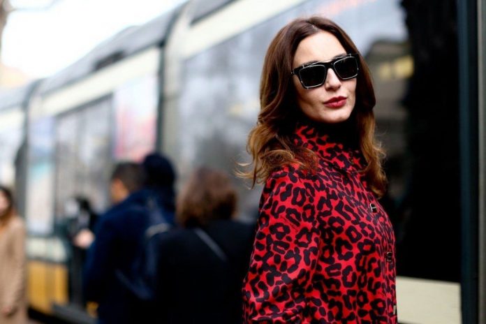 woman-epitome-Italian-chic-her-red-lips