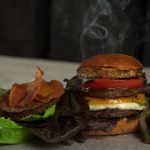 Liellopa galas burgers ar karamelizetu tomatu merci