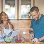 darīt attiecībās