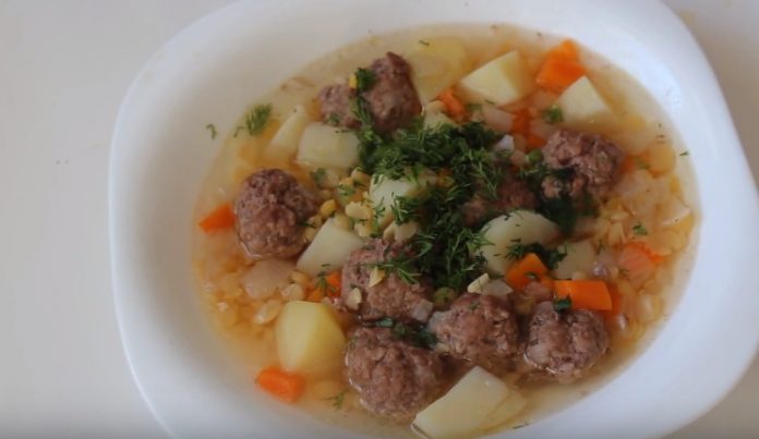 zirņu zupa ar frikadelēm